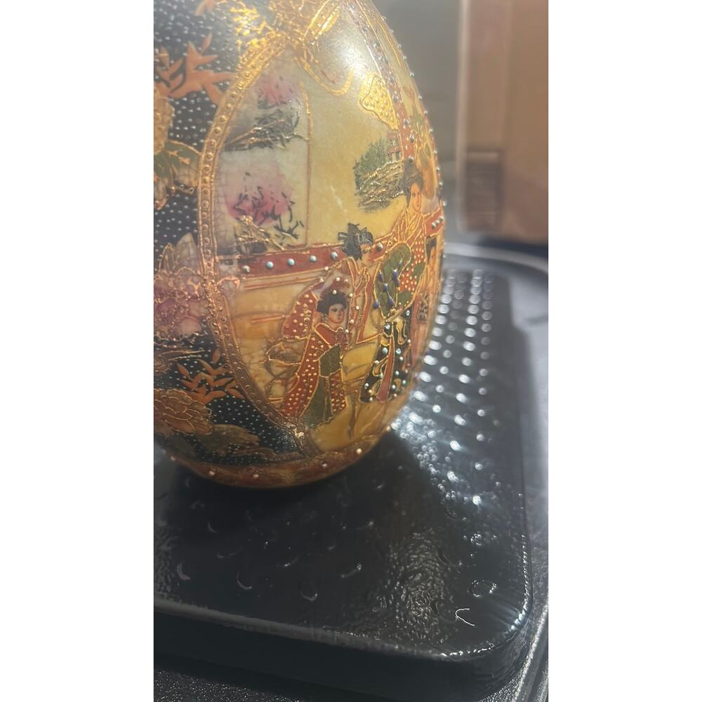 vintage Satsuma egg with Geisha women adorned with intricate gold guilding - Picture 4 of 6